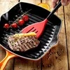Virtuvės Indai - Le Creuset Signature Kvadratinė Grilio Keptuvė 26cm Indukcinė Indaplovėje Saugoma Raudona