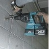 Makita DHR242ZJW perforatorius darbo procese