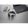 Poly Blackwire C5220 ausinės prijungtos prie kompiuterio ir telefono