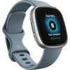 Išmanusis laikrodis Fitbit Versa 4, Platinos spalvos korpusas su melsvos spalvos silikoniniu dirželiu
