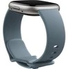 Išmanusis laikrodis Fitbit Versa 4, Platinos spalvos korpusas su melsvos spalvos silikoniniu dirželiu