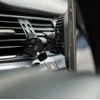 „Swissten“ magnetinis automobilinis laikiklis „MagRide“ su belaidžiu įkrovikliu „Qi2 15W“ (suderinamas su „MagSafe“)