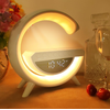 „Energy Sistem Wolulu AS-50195“ naktinė lemputė su belaidžiu įkrovikliu / „Bluetooth“ garsiakalbiu / žadintuvu / LED / RGB