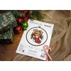 luca S Siuvinėjimo kryželiu rinkinys su lankeliu "Santa's Surprise" 13,5x15cm SBC236