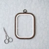 Nurge Pazarlama 12,5x14,5 cm kvadratinė lanksti siuvinėjimo ramė (tamsiai ruda) 230-11BR