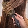 Wella Prabangus šepetys plaukams OSOM Professional Hair With Gold Plated Pins OSOMP2260, su nerūdijančio plieno auksu padengtais šereliais, juodos spalvos
