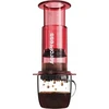 Raudonas AeroPress kavinukas su lašančia kava