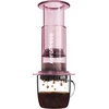Rožinis AeroPress kavos aparatas su puodeliu