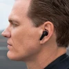 Jlab Jbuds Pods ANC juoda ausinė ausyje