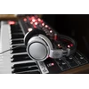 Neumann NDH 20 ausinės ant sintezatoriaus