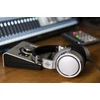 Neumann NDH 20 studijinės ausinės darbo vietoje