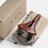 Brooks BROOKS FLYER CARVED balnelis, ruda, plieniniai lankai, svoris 860 g, linija Leather (NEW)