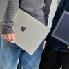 „Incase Edge“ kietas dėklas – „MacBook Air 15 M4 2025 / M3 2024 / M2 2023“, skaidrus