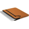 „Dėklas Incase“ kompaktiška rankovė su „Flight Nylon“ su „Incase Zip Tag“, skirta „MacBook Pro“ (13 colių 2022–2012 m.) ir „MacBook Air“ (13 colių 2022–2018 m.) – konjako gintaro spalvos