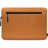 „Dėklas Incase“ kompaktiška rankovė su „Flight Nylon“ su „Incase Zip Tag“, skirta „MacBook Pro“ (13 colių 2022–2012 m.) ir „MacBook Air“ (13 colių 2022–2018 m.) – konjako gintaro spalvos