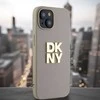 DKNY DKHCP15MPBSWSK Apple iPhone 15 Plus 6.7 colio juodos spalvos kietas dėklas su riešo dirželiu ir standartiniu logotipu