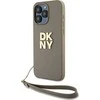 DKNY DKHCP15XPBSWSE Apple iPhone 15 Pro Max 6.7" smėlio spalvos kietas dėklas su riešo dirželiu ir standartiniu logotipu.