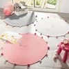 Douceur Dinterieur Interjero dizainas Apvalus kilimėlis su pomponais POMPOMPARTY, Ø 90 cm