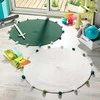 Douceur Dinterieur Interjero dizainas Apvalus kilimėlis su pomponais POMPOMPARTY, Ø 90 cm