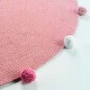 Douceur Dinterieur Interjero dizainas Apvalus kilimėlis su pomponais POMPOMPARTY, Ø 90 cm