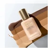 Estee Lauder Dvigubo dėvėjimo „Stay-in-Place“ makiažo pagrindas SPF10, ilgai išliekantis matinį efektą suteikiantis makiažo pagrindas 2C0, vėsi vanilė, 30 ml