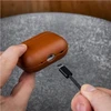 Fixed Fiksuotas | Ausinių dėklas su MagSafe palaikymu | Apple AirPods Pro 2 / Pro 2 (USB-C) | Ruda | Oda