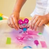 Glo Pals Glo Pals, Abby Bath figūrėlė – rinkinys su dviem sensoriniais kubeliais, švytinčiais vandenyje