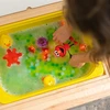 Glo Pals Glo Pals, Elmo vonios figūrėlė – rinkinys su dviem sensoriniais kubeliais, švytinčiais vandenyje
