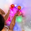Glo Pals Glo Pals, Elmo vonios figūrėlė – rinkinys su dviem sensoriniais kubeliais, švytinčiais vandenyje