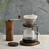 Hario V60 lašintuvas ruošiant kavą su mediniu stovu