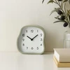 Home Styling Collection AMORPH stalo laikrodis su organiška forma ir stikliniu priekiu, 12 cm