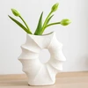 Home Styling Collection Porcelianinė kriauklės formos vaza MURI, 21 x 7 x 23,5 cm, baltas