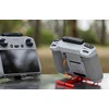 Tvirtinimas su dirželiu Sunnylife DJI RC / RC 2 valdikliui (raudonas) ZJ764-R