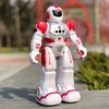 Madej nuotoliniu būdu valdomas robotas, baltas ir raudonas