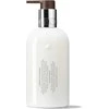 Molton Brown Suede Orris maitininantis Losjonas kūnui, 300 ml