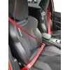 Raudoni MTuning saugos diržai automobilyje