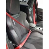 Raudoni auto saugos diržai salone