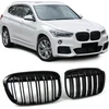 BMW X1 F48 juodos blizgios grotelės su automobiliu