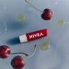 Nivea 24H Moisture lūpų dažai „Vyšnių spindesys“, 4,8 g