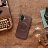 Oem GENTLEMAN MAG COVER dėklas suderinamas su MagSafe skirtas Apple iPhone 13 rudos spalvos