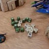 Q Workshop Crosshairs Compact D6 RPG Kauliukų Rinkinys (Smėlio Ir Alyvuogių Sp.)