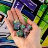 Q WORKSHOP Graffiti stalo RPG kauliukų rinkinys, 7 vnt – spalvoti full art