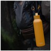 Quokka Solid su dirželiu - nerūdijančio plieno termo butelis 630 ml su dirželiu (garstyčios)