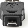 MicroUSB adapterio jungtis iš arti