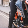 Trumpos moteriškos motociklininkės tamprės Oxford Super Moto, juodos