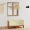 Dvivietė sofa su kreminėmis pagalvėlėmis, akacijos masyvas