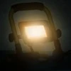 LED prožektorius su rankena, šiltos baltos spalvos, 20W