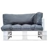 Sodo sofa iš palečių su pilkomis pagalvėlėmis, pušies mediena
