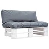Sodo sofa iš palečių su pilkomis pagalvėlėmis, pušies mediena