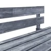 Sodo sofa iš palečių su pilkomis pagalvėlėmis, pušies mediena